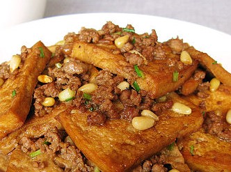松仁肉末烧豆腐是好吃又营养的简单家常菜