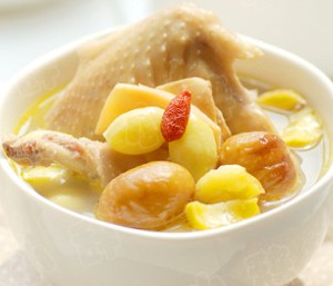 板栗白果土鸡汤，味道鲜美的养生汤