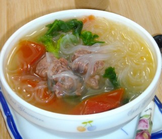 番茄牛肉粉丝汤，很好喝的暖身汤