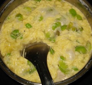嫩蚕豆鸡蛋汤，很家常的美味