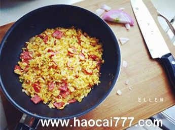 用鸡蛋裹米法做的洋葱培根蛋炒饭