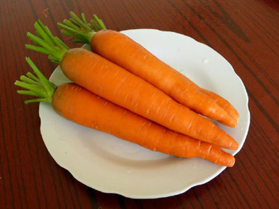 手脱皮吃什么好，胡萝卜是治手脱皮的良药