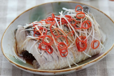 清蒸草鱼的家常做法，东北清蒸草鱼怎么做好吃