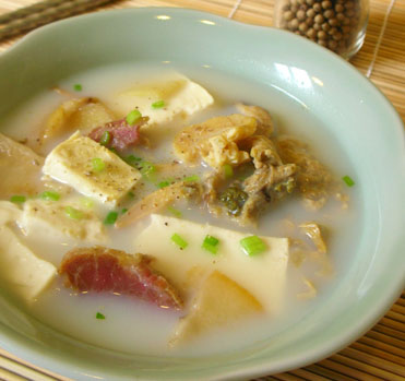 咸肉河蚌豆腐汤的简单做法，无与伦比的春季河鲜汤