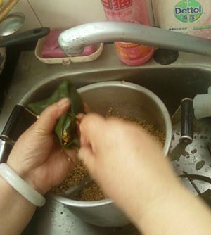 上海肉粽子的做法，图解如何用窄粽叶包三角粽子