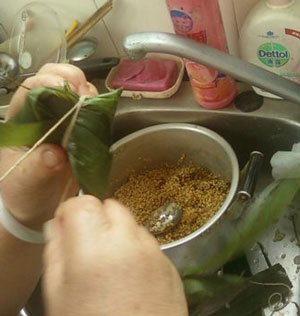 上海肉粽子的做法，图解如何用窄粽叶包三角粽子