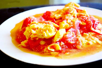 适合小孩子吃的西红柿炒鸡蛋，香滑下饭
