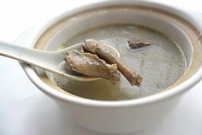 银耳乳鸽汤的做法及功效，适合孕妇的美容滋补汤