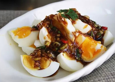 蒜泥鸡蛋怎么做贼拉好吃，广受欢迎的营养保健小菜