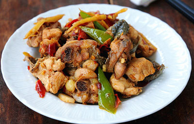 湖南剁椒炒乌鸡的做法，炒乌鸡这么做香辣开胃