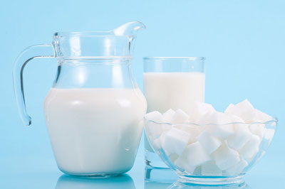 高钙奶好还是纯牛奶好，揭密高钙奶的补钙效果及真相