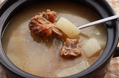 白萝卜牛骨汤的做法及功效，怎样熬牛骨汤好喝无异味