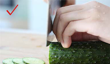 新手学做菜如何避免菜刀切到手指