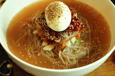 韩国荞麦冷面的正宗做法，韩国冷面好吃的关键是汤头