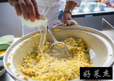 扬州名厨是怎么做炒饭的，这才是最正宗的扬州炒饭做法