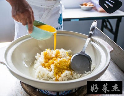 扬州名厨是怎么做炒饭的，这才是最正宗的扬州炒饭做法