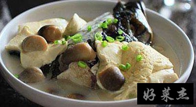 砂锅草菇豆腐，砂锅菜是冬季家常菜的首选