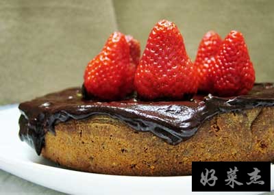 只用电饭锅如何做草莓巧克力松糕漂亮又好吃