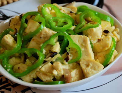 青椒香菇炒豆腐，2块钱成本的养生素菜，超简单