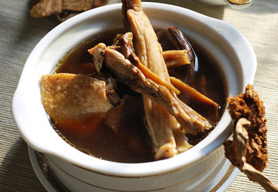 野山菌三黄鸡汤，野山菌怎么炖汤味道鲜美营养好