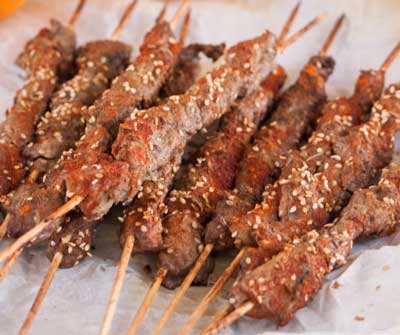 新疆人烤羊肉串的秘方，鲜嫩无比、不腥不膻