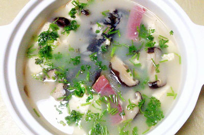 扬州砂锅鱼头豆腐煲做法窍门，鲜醇好吃的关键就是腊肉和香菇