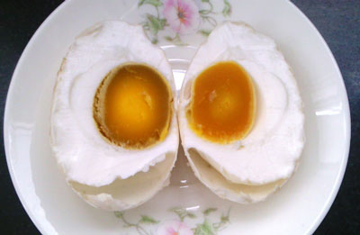 用高度白酒腌制咸鸭蛋简单易做，放多少盐合适