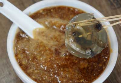 土笋冻里面的虫子是啥，土笋冻的做法及吃法