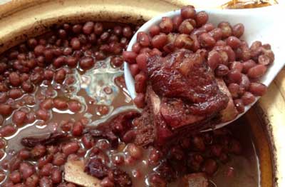 云南砂锅红豆的做法，用腊排骨炖红豆超级好吃